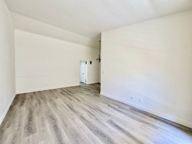 333 Rexford Dr Unit 333 S Rexford Dr Unit 5