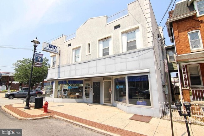 Building Photo - 135 W 4th St Rental
