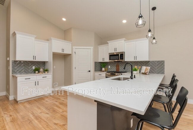 Photo - 2125 Oxon St