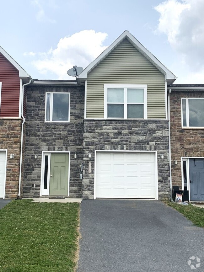 Building Photo - Spacious 3-Bed, 2.5-Bath Townhouse with Fe...