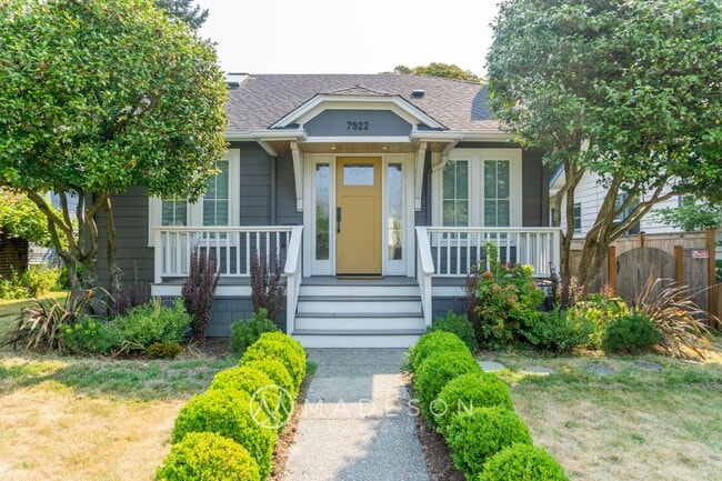 Building Photo - Beautiful Remodeled House with Fenced Yard in Maple Leaf
