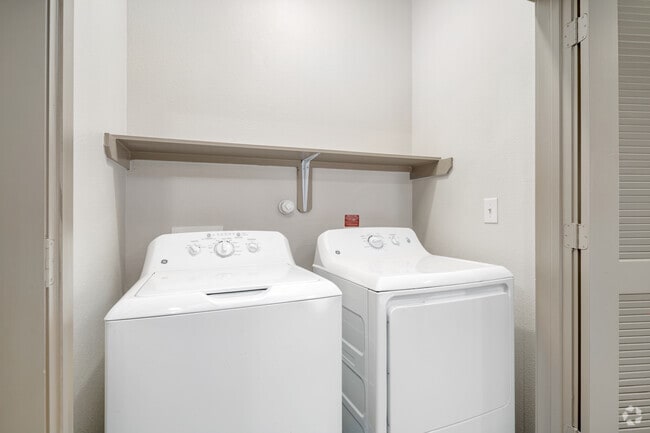 1BR, 1BA - 677SF - Laundry