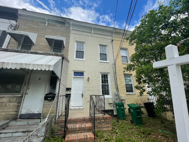 Building Photo - 215 9th St