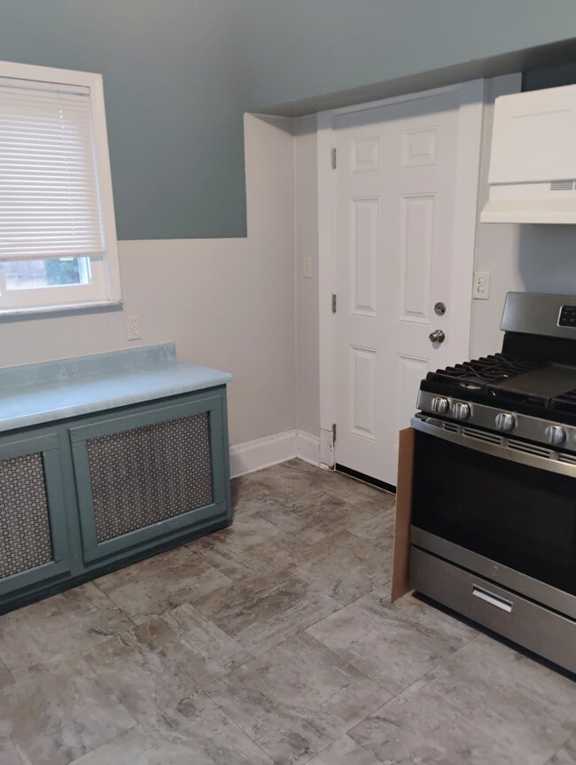 Kitchen - 7323 Denniston Ave