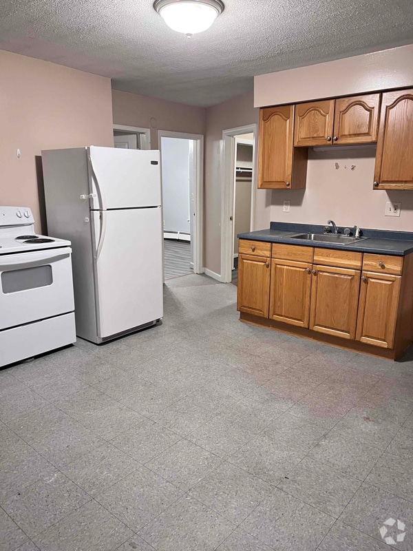 Building Photo - 19 Thompson St Unit C Rental
