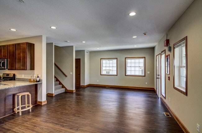 Building Photo - 1208 Como Ave SE Unit #2