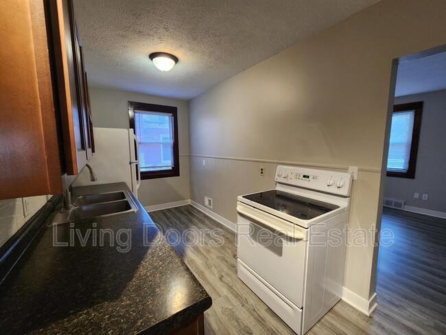 Photo - 348 S 38th St