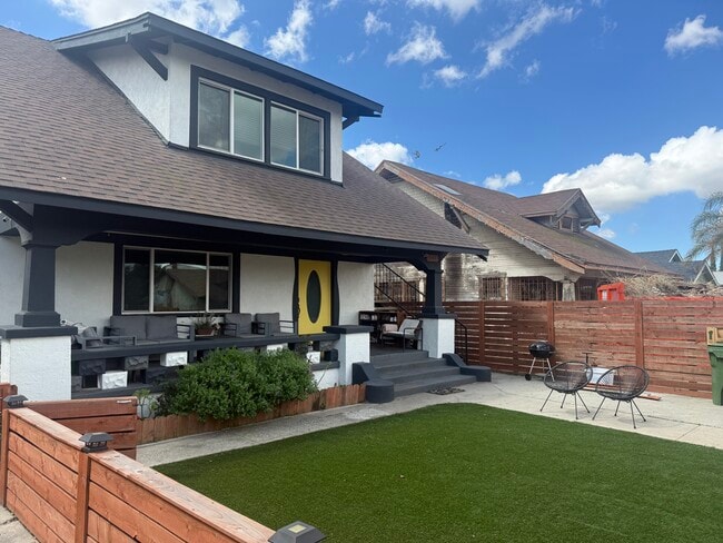 Building Photo - 1226 W Vernon Ave