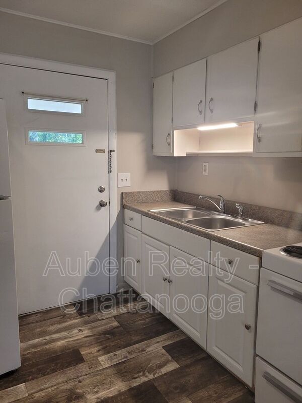 Photo - 568 Julian Rd