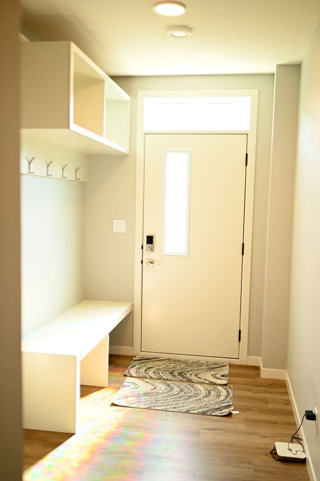 Photo - 479-439 39 St SW