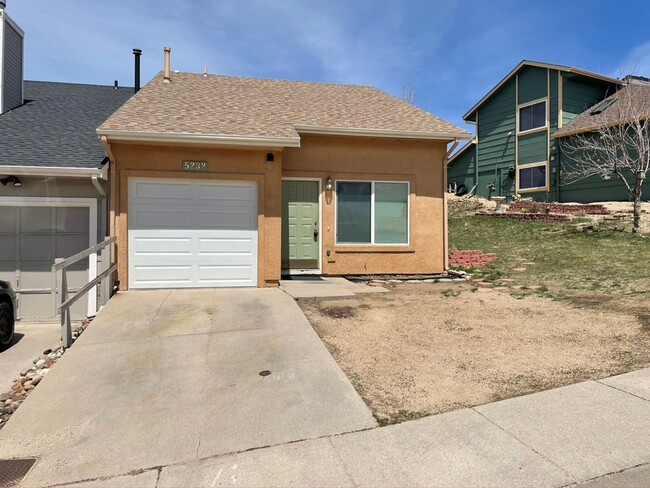 Spacious & Unique 3BD/2BA Townhome w/ Gara... - Spacious & Unique 3BD/2BA Townhome w/ Gara...