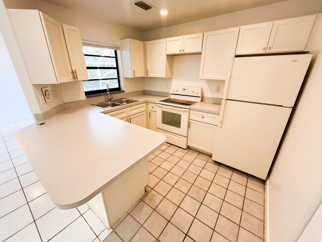 Building Photo - 1543 Hawthorne Pl