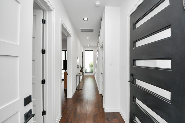 Photo - 504 Sampson St