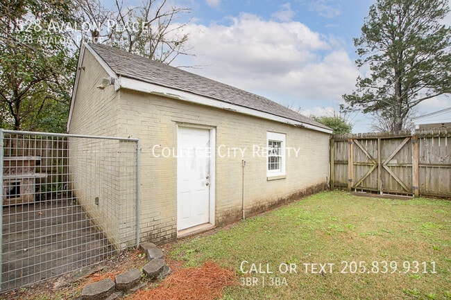 Building Photo - 528 Avalon Pl