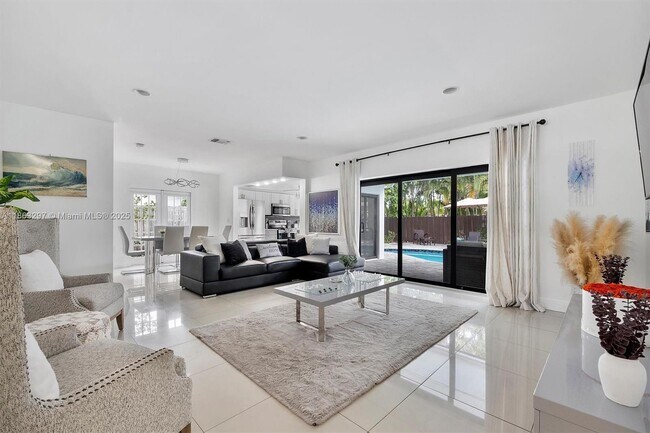 Building Photo - 5800 NE 18th Ave