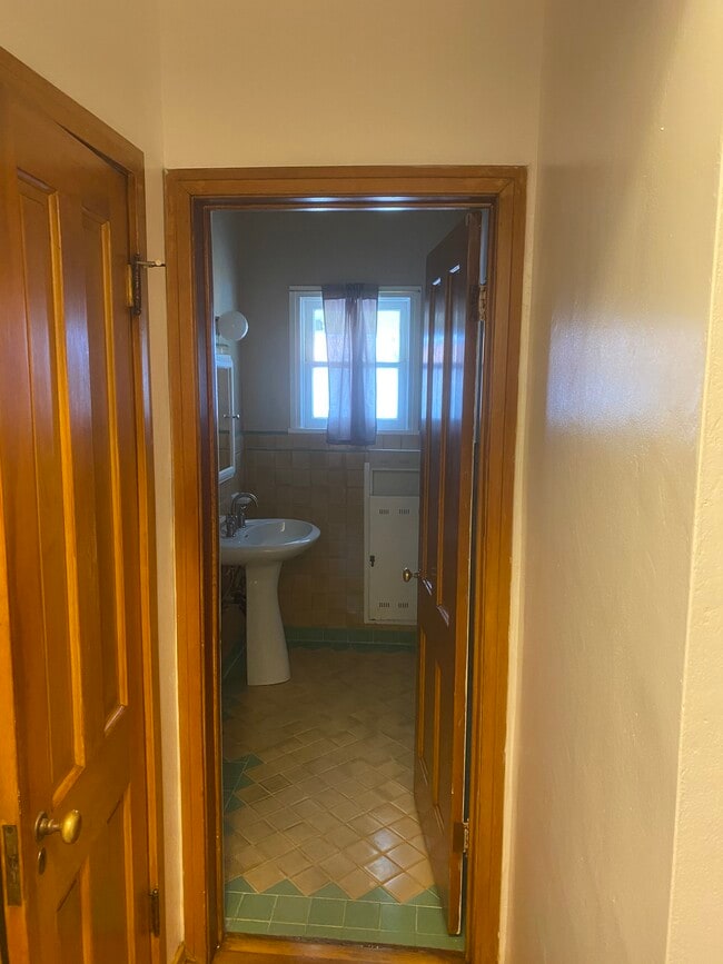 1577 Chickasaw Ave Unit Single