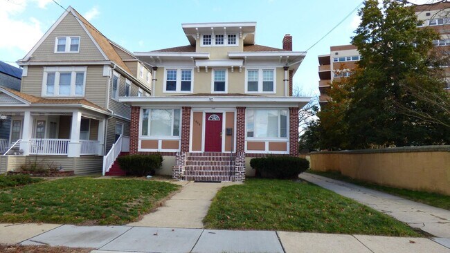 Building Photo - 1406 Park Ave Unit 2-2 Rental