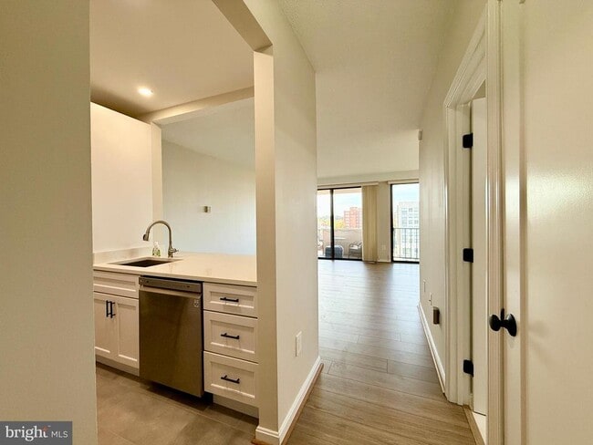 Building Photo - 4141 Henderson Rd Unit 715