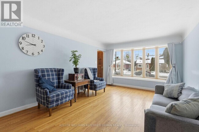 Photo - 940 Brucedale Ave E