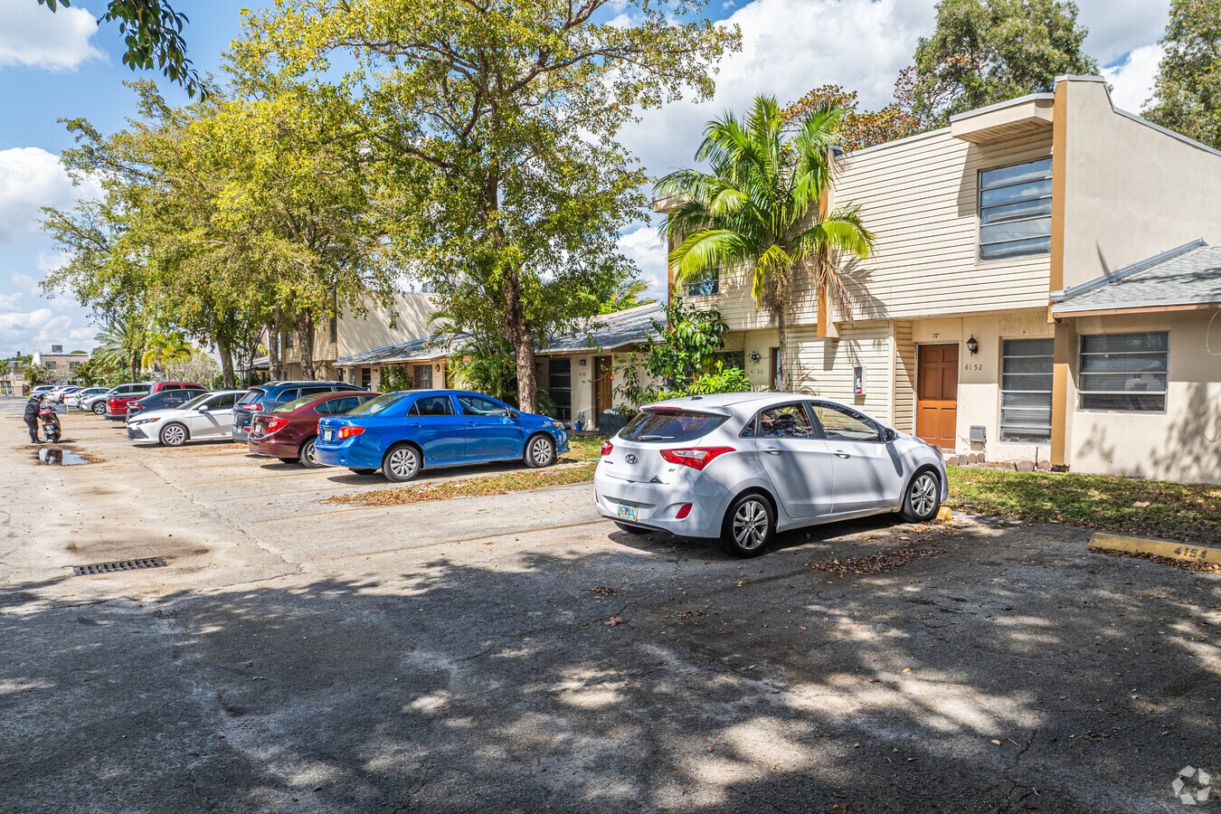 Alternar - 4138 - 4154 SW 61 Ave