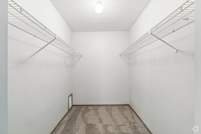 2BR, 1BA - 950SF - Closet