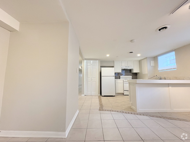 Building Photo - 125 S Leavitt St Unit B Rental