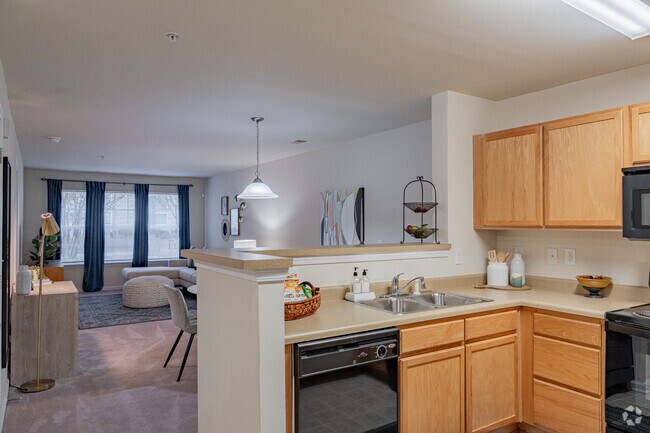 2BR, 2BA - 1,033SF - Kitchen - The Waverly