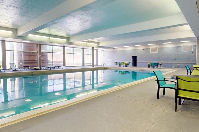 Atractiva piscina cubierta en University Plaza NIU Off-Campus Apartments - University Plaza Apartments