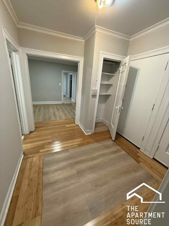 Building Photo - 6304 N Oakley Ave Unit 1