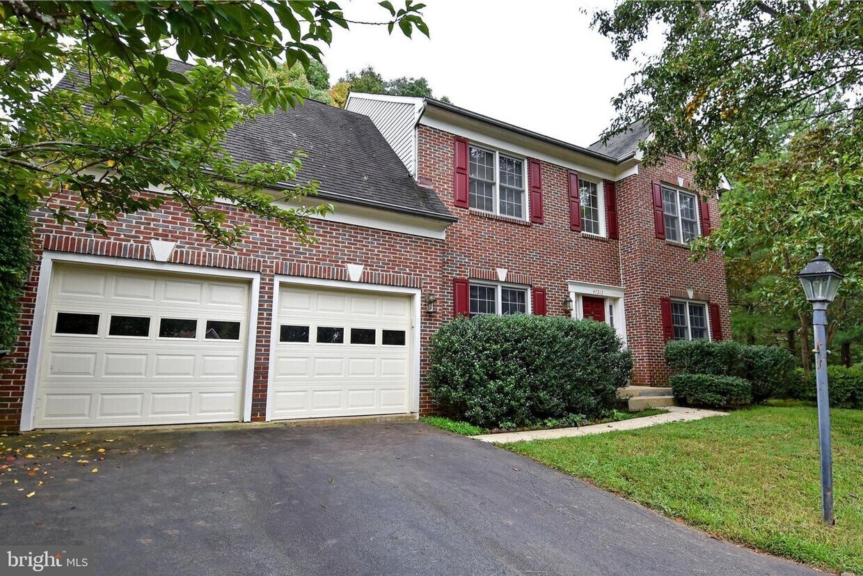 Elegant Brick Colonial on Quiet Cul-de-Sac... - Elegant Brick Colonial on Quiet Cul-de-Sac...