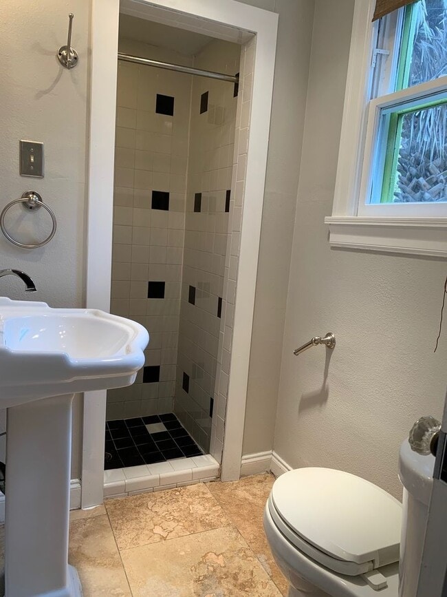 Photo - 902 1/2   E 43rd Unidad 1