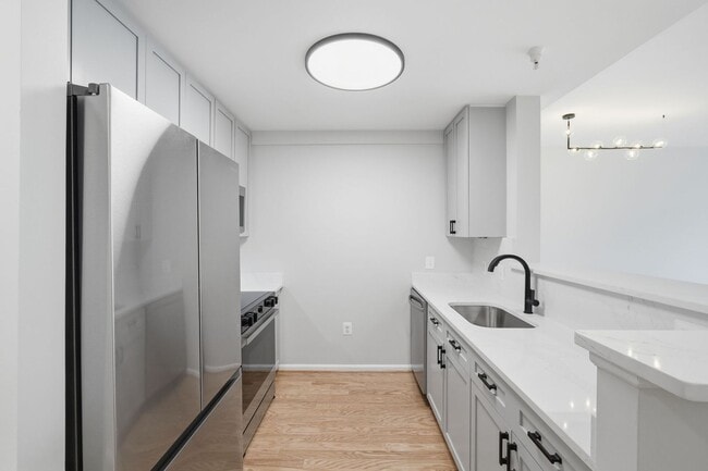 Photo - Bright & Renovated Condo with Pool, Gym & Parking!