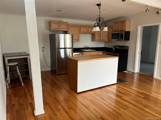 Photo - 182 Grand St