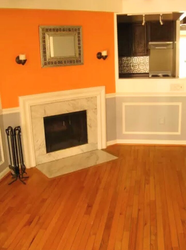 Living Room/Fireplace - 1672 Euclid St NW Condominio Unidad A