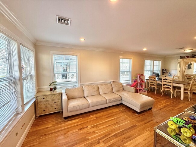 Photo - 30 Sintsink Dr E