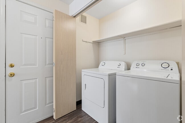 2BR, 1BA - 800SF - Laundry