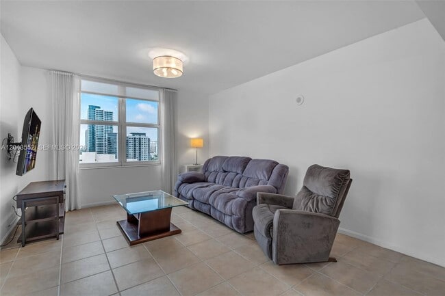 Photo - 511 SE 5 Ave Unidad 1714