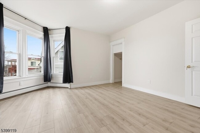 Photo - 162 Walnut St