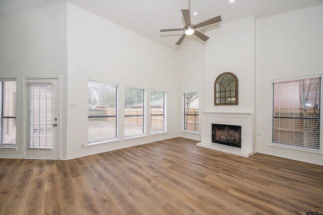 Photo - 5819 Hollytree Dr