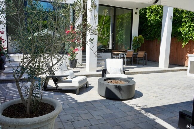 Photo - 738 N Sierra Bonita Ave