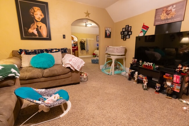 Living Room - 323 N Bennett St Unit 323.5 Upper