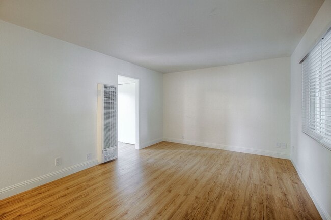 Photo - 801 W 9th St