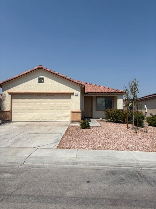 Building Photo - One story home with 3 bedrooms and 2 bath
