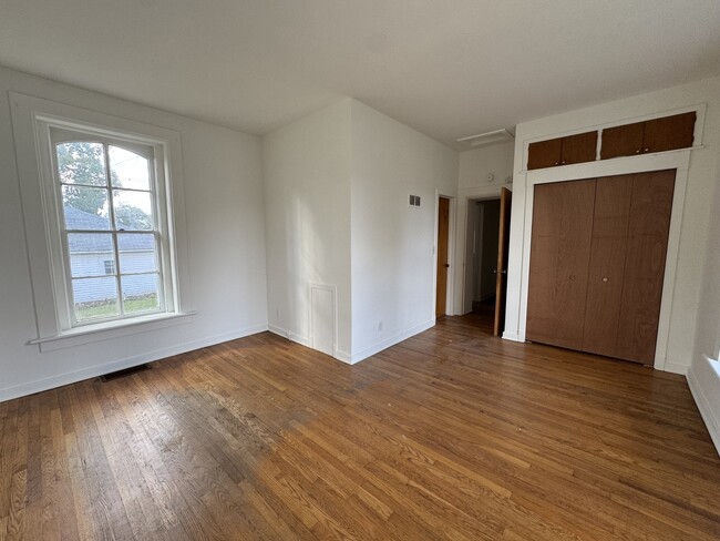 Photo - 402 Joliet St