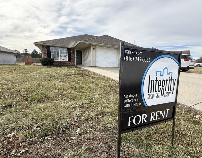 Building Photo - 417 NW Woodbury Dr