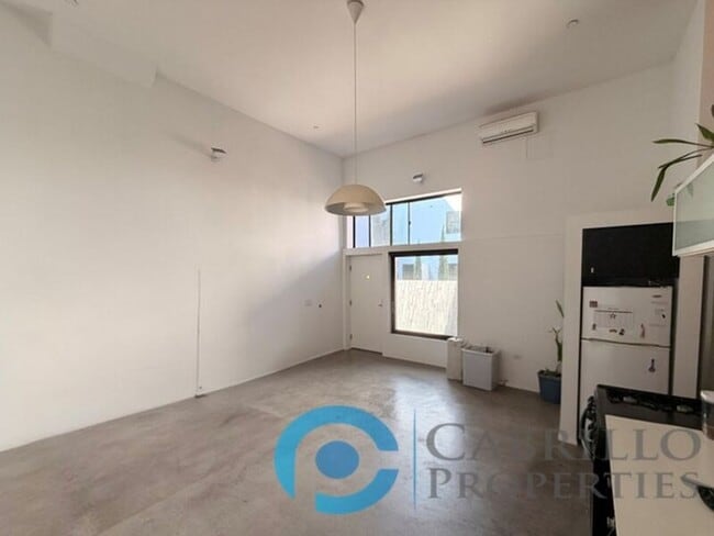 Photo - 3771 Centre St