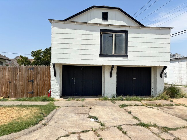 Building Photo - 216 S Moore Ave