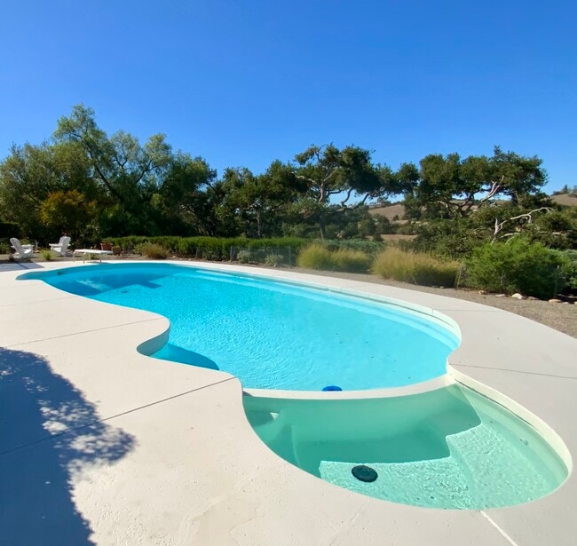 Building Photo - 915 Ranch View Ln