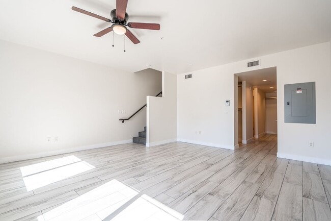 Building Photo - Central Phoenix Condo Unit 405