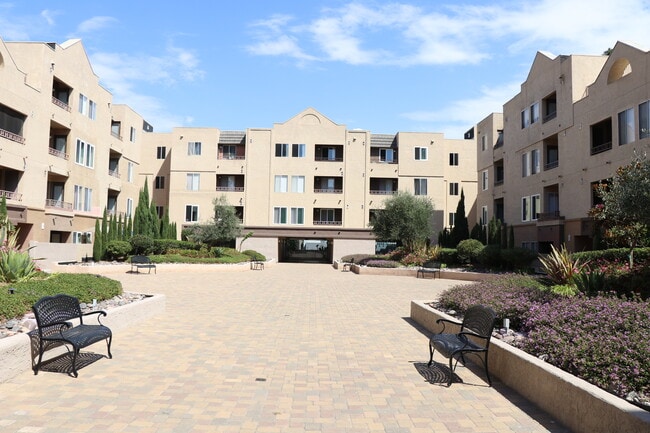 Building Photo - 8889 Caminito Plaza Centro Unit 7118